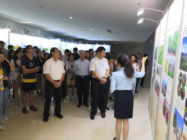 与会嘉宾参观巡展 与会嘉宾参观巡展