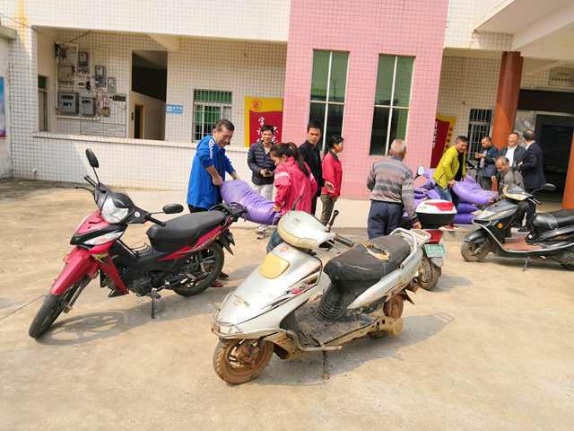 2019年3月驻村干部郑干(左一)为贫困户抬化肥 2019年3月驻村干部郑干(左一)为贫困户抬化肥