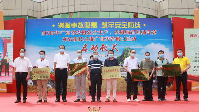 颁发“平安农机”示范镇牌匾。 颁发“平安农机”示范镇牌匾。