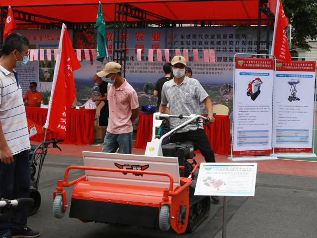 农户现场参观农机。 农户现场参观农机。