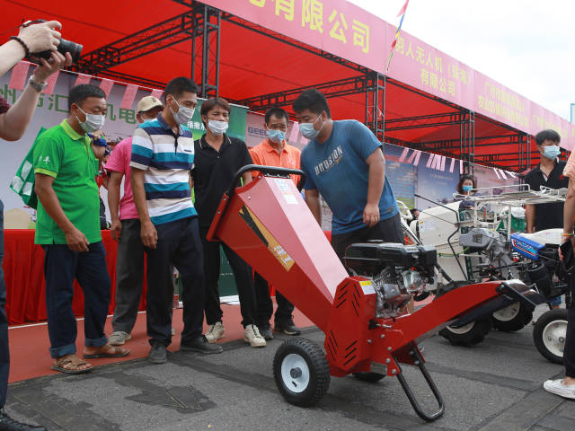 农户现场了解农机操作。 农户现场了解农机操作。