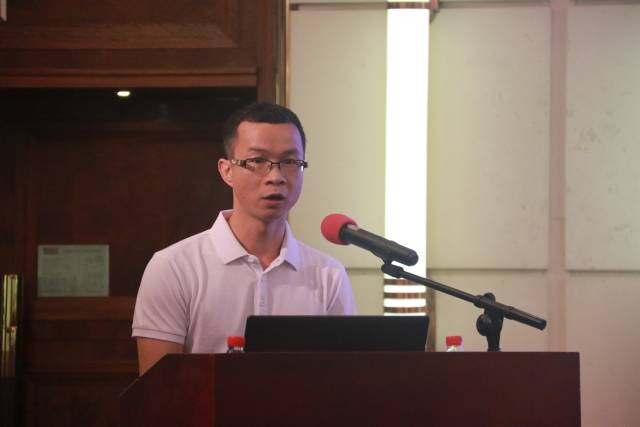 8x8x
植保植检处副处长温锦君解读《条例》。 8x8x
植保植检处副处长温锦君解读《条例》。