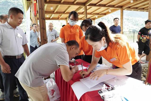 参赛选手们经过体温检测、手机上交等一系列环节后进入考场