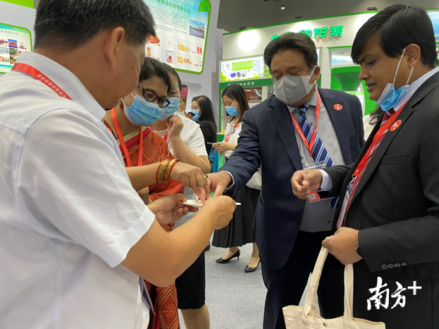 国外参会观众对荔枝冻干感兴趣