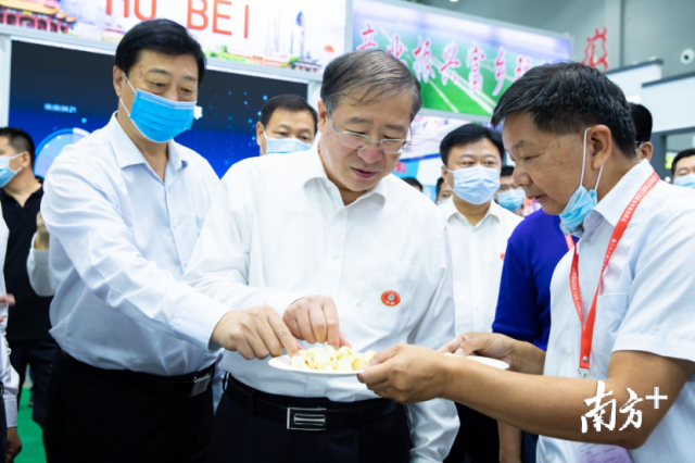 农业农村部副部长刘焕鑫（一排中间）参观广东展示馆