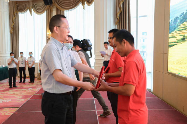 冯彤副厅长为一等奖获得者颁奖