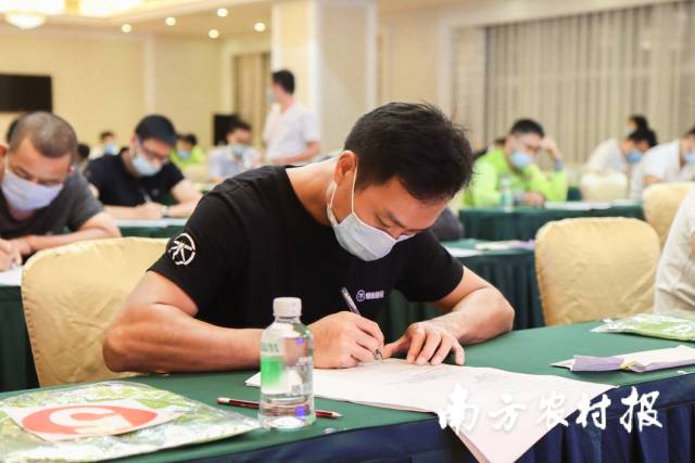 参赛选手进行理论知识考试