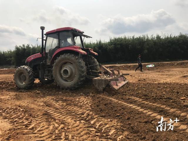 春耕生产智慧农机新技术现场作业演示。邓文燕 摄