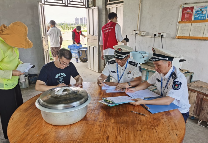 1622710311138023589.jpg 执法人员现场查阅养殖场的“三项记录”本0.jpg