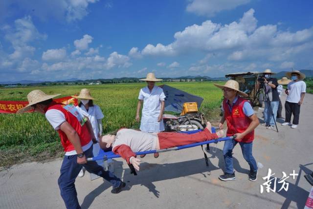 农机应急事故演练将农机安全知识宣传教育和应急救援培训融入其中。戴嘉信 摄 农机应急事故演练将农机安全知识宣传教育和应急救援培训融入其中。戴嘉信 摄