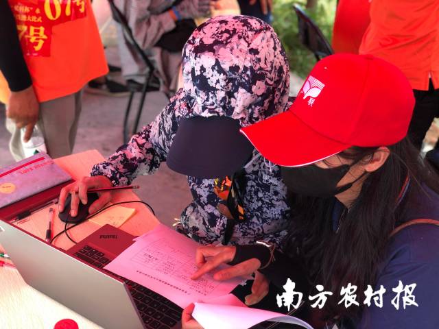 工作人员进行成绩统计