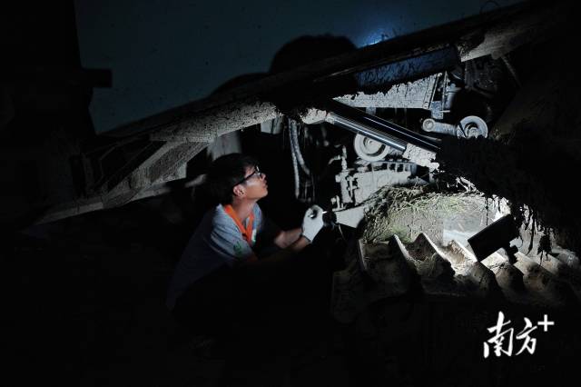 为了不影响第二天的工作,一天的忙碌后李伟佳还不能休息,他要对收割机进行检修,确保车辆运行正常。 为了不影响第二天的工作,一天的忙碌后李伟佳还不能休息,他要对收割机进行检修,确保车辆运行正常。