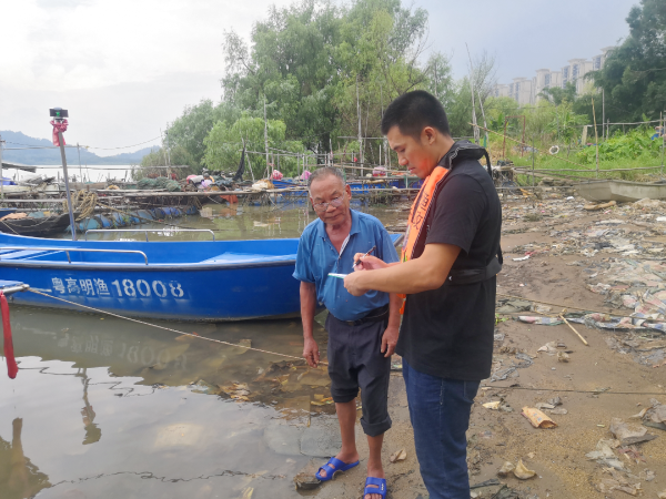 执法人员指导渔民开展渔船安全生产隐患排查.png 图片