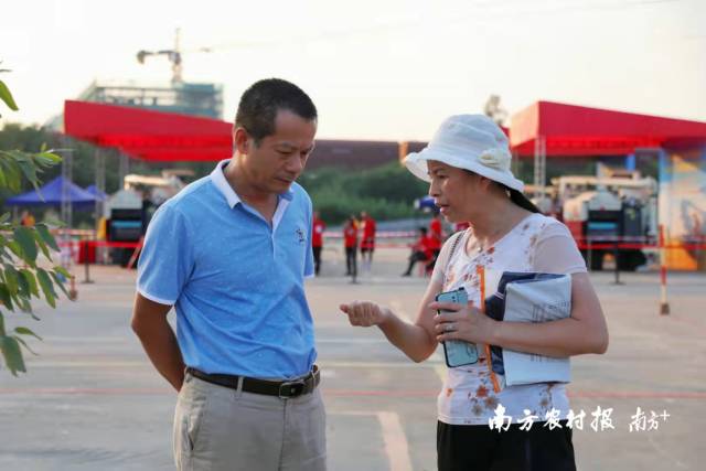 农业农村部农机化总站主任董洁芳和8x8x
农机化管理处处长陈楚楷现场指导。  南方农村报 谢进扬 拍摄
