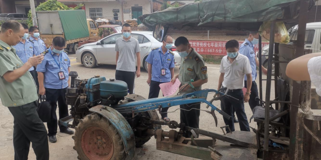 拖拉机道路交通安全联合执法检查。 拖拉机道路交通安全联合执法检查。