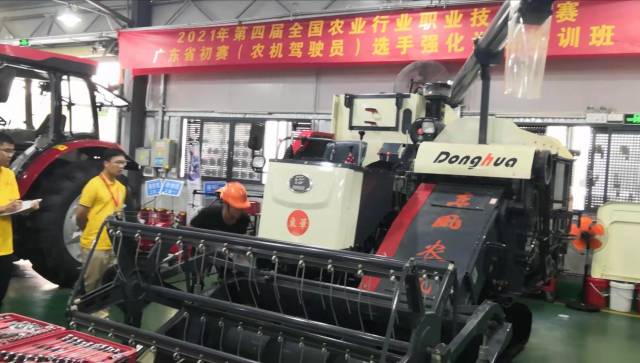 强化训练培训班操作技能考核现场，选手正进行联合收割机技术维护及常见故障诊断排除考核。