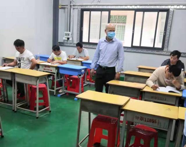 在强化训练培训班，选手进行理论考核。