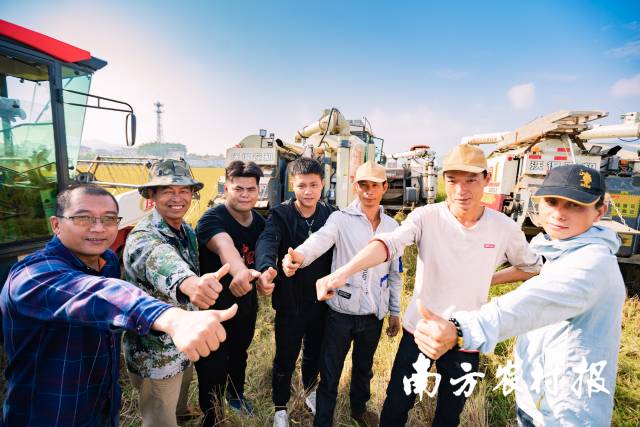 11月5日,梅州蕉岭,开割前的年轻农机手们合影。 11月5日,梅州蕉岭,开割前的年轻农机手们合影。