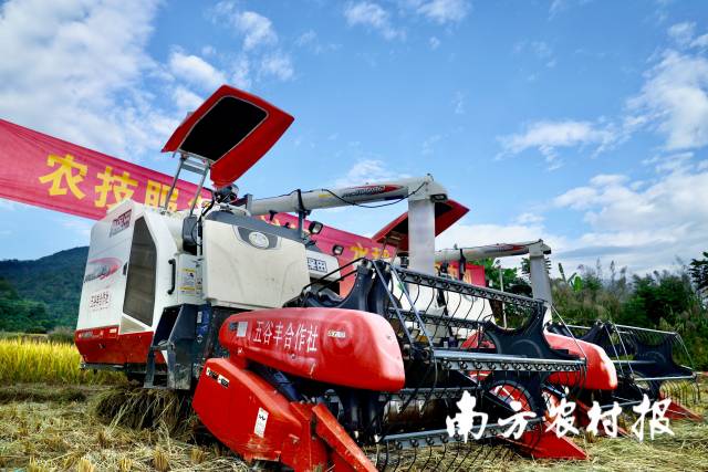 五谷丰合作社的收割机。 五谷丰合作社的收割机。