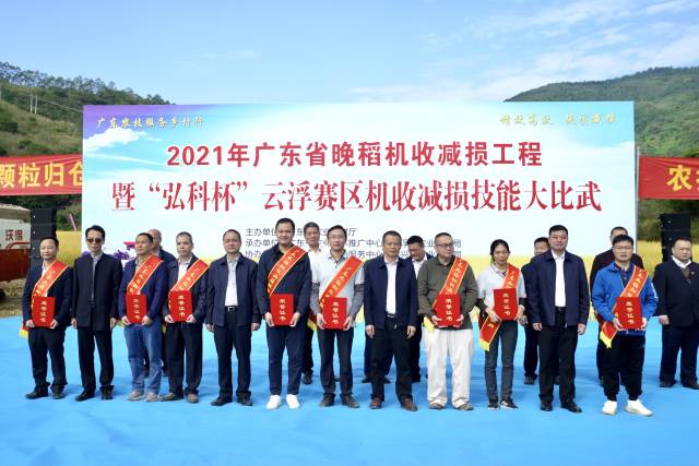 轻骑兵代表“绶带”及颁发“轻骑兵”证书环节。 南方农村报 程麒 拍摄 轻骑兵代表“绶带”及颁发“轻骑兵”证书环节。 南方农村报 程麒 拍摄