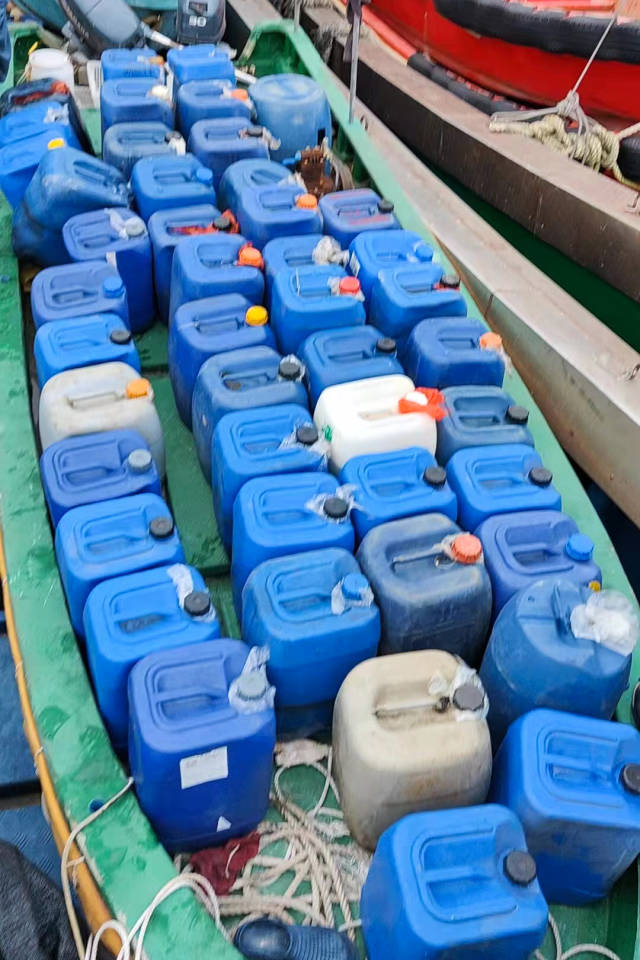 被安全转运的汽油。南方+ 欧阳胜勇 摄 被安全转运的汽油。南方+ 欧阳胜勇 摄