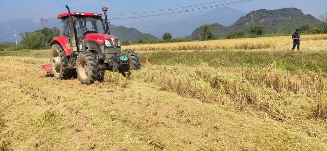 合作社成员驾驶农机在田间工作