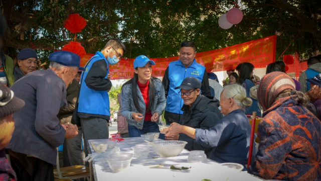 驻镇帮扶工作队与社工、青年志愿者为高龄老人包饺子。 驻镇帮扶工作队与社工、青年志愿者为高龄老人包饺子。