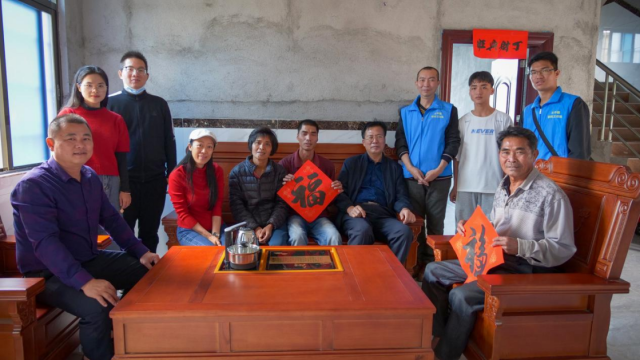 工作队帮助困难户在春节前搬进了新房子,并捐赠桌椅等家具。 工作队帮助困难户在春节前搬进了新房子,并捐赠桌椅等家具。