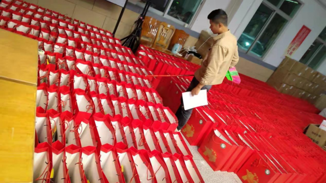 消费帮扶产品分拣打包发往全省各地。 消费帮扶产品分拣打包发往全省各地。