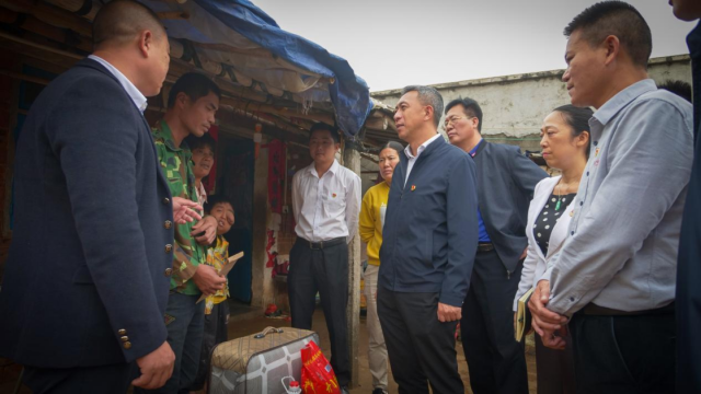 广东银保监局二级巡视员李兵一行慰问关心困难群众住房问题。 广东银保监局二级巡视员李兵一行慰问关心困难群众住房问题。