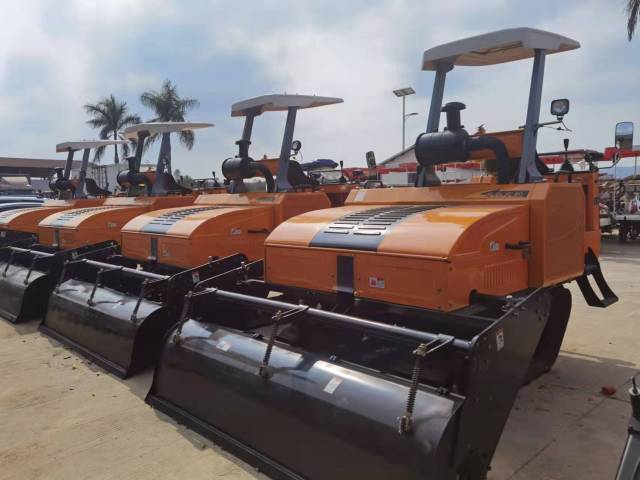 整齐排列的农机 整齐排列的农机