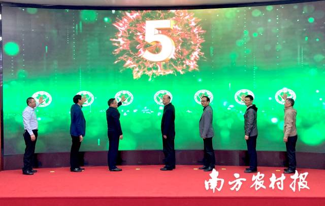 黄斌民副厅长(右四)等领导开启首席专家谈农技首期直播 黄斌民副厅长(右四)等领导开启首席专家谈农技首期直播