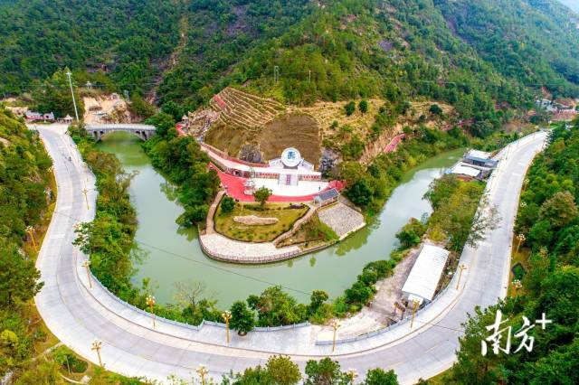 2 俯瞰桃源镇新东村，桃源石牌坊、迎宾文化长廊、一溪两岸及长寿公园等新地标赫然在目。.jpg