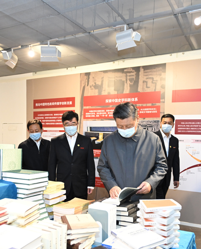 4月25日上午,中共中央总书记、国家主席、中央军委主席习近平来到中国人民大学考察调研。这是习近平在博物馆了解学校近年来教学科研成果等情况。图片来源:新华网.jpg