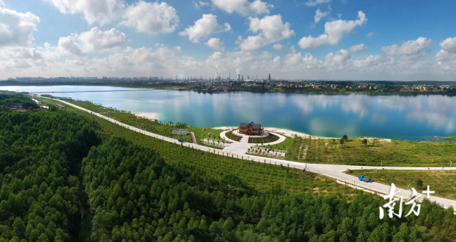 经过数年治理,当年开采油页岩留下的“城市伤疤”变成露天矿生态公园。丘立贺 摄.png