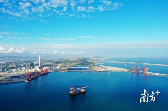 茂名以大港口带动大产业、以大产业推动大发展。图为茂名港博贺新港区。黄海和 摄.png