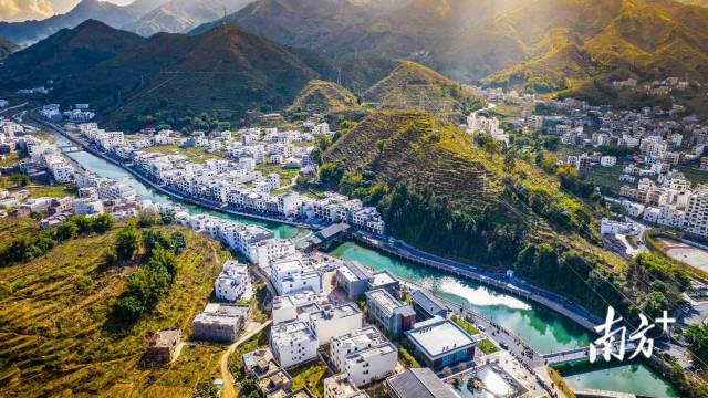 信宜市钱排镇打造的“中国李乡·山水双合”景观带。黄瑜 摄.jpg