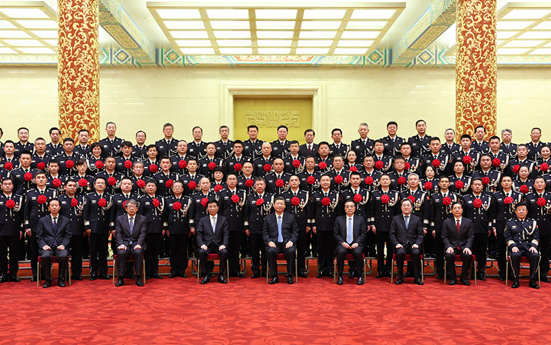 5月25日,党和国家领导人习近平、李克强、王沪宁等在北京人民大会堂会见全国公安系统英雄模范立功集体表彰大会代表。新华社记者 姚大伟 摄.jpg