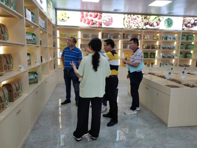 培训班后,肇庆农机化所相关专家参观地豆镇为民农副产品营销展示中心。 培训班后,肇庆农机化所相关专家参观地豆镇为民农副产品营销展示中心。