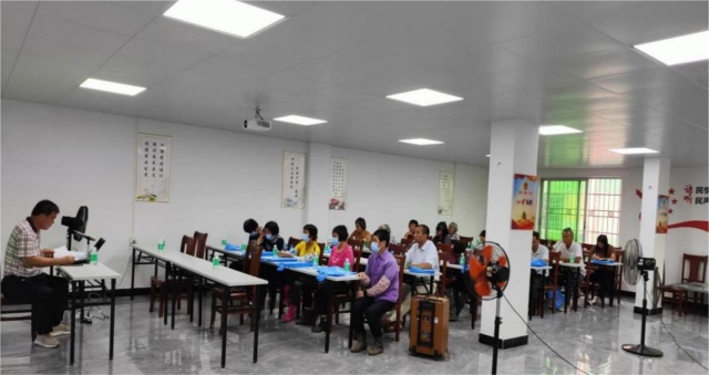 肇庆农机化所支部书记、高级农艺师聂均铭现场宣讲政策并进行技术指导。 肇庆农机化所支部书记、高级农艺师聂均铭现场宣讲政策并进行技术指导。