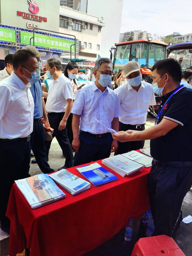 工作人员积极解答农机安全生产问题 工作人员积极解答农机安全生产问题