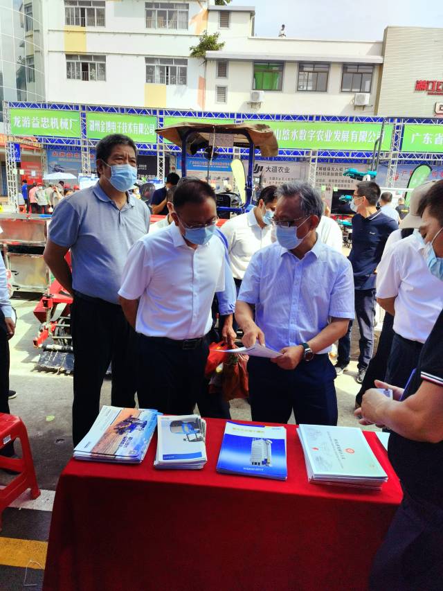 工作人员积极解答农机安全生产问题 工作人员积极解答农机安全生产问题