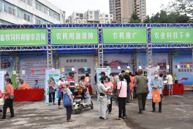 活动现场,农户积极咨询质量监管问题以及农机用油政策。 活动现场,农户积极咨询质量监管问题以及农机用油政策。