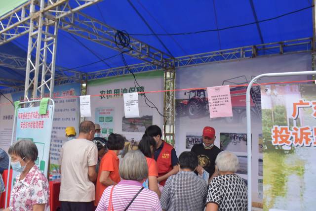 活动现场,农户积极咨询质量监管问题以及农机用油政策。 活动现场,农户积极咨询质量监管问题以及农机用油政策。