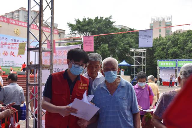 农技服务轻骑兵现场普及农机安全生产知识 农技服务轻骑兵现场普及农机安全生产知识