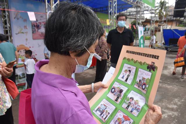 农户正阅读农机安全生产宣传单 农户正阅读农机安全生产宣传单