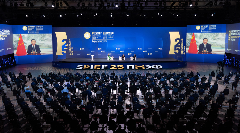 6月17日晚,国家主席习近平应邀以视频方式出席第二十五届圣彼得堡国际经济论坛全会并致辞。新华社记者 陈嫱 摄.jpg