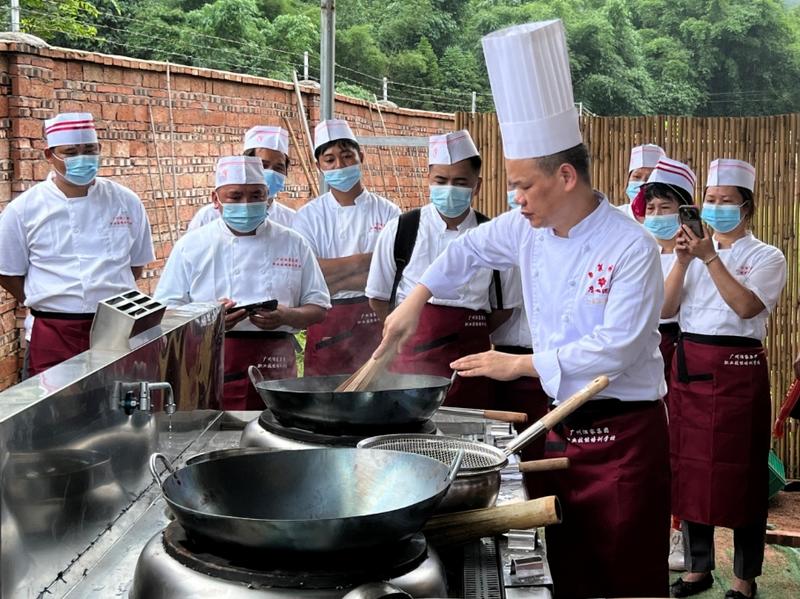 广州酒家餐管公司厨政总监王永安大师现场教学.jpg