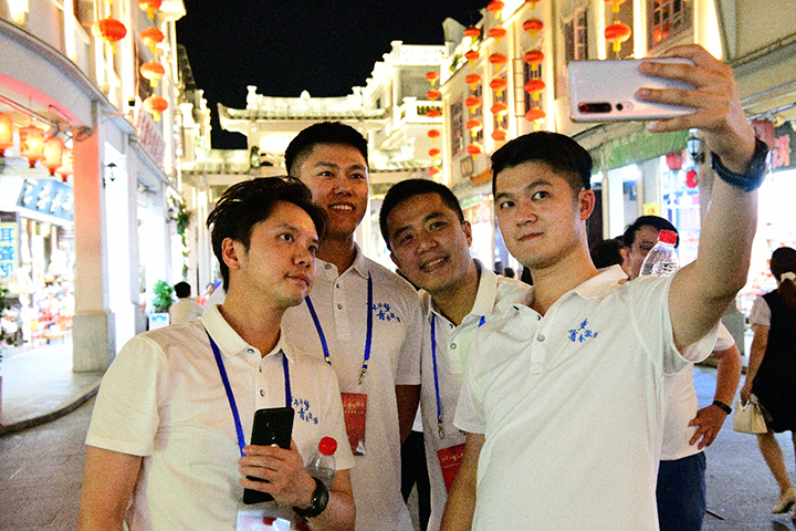 港澳青年代表参加“百年追梦·青春激荡”红色寻根之旅活动(通讯员 供图).png