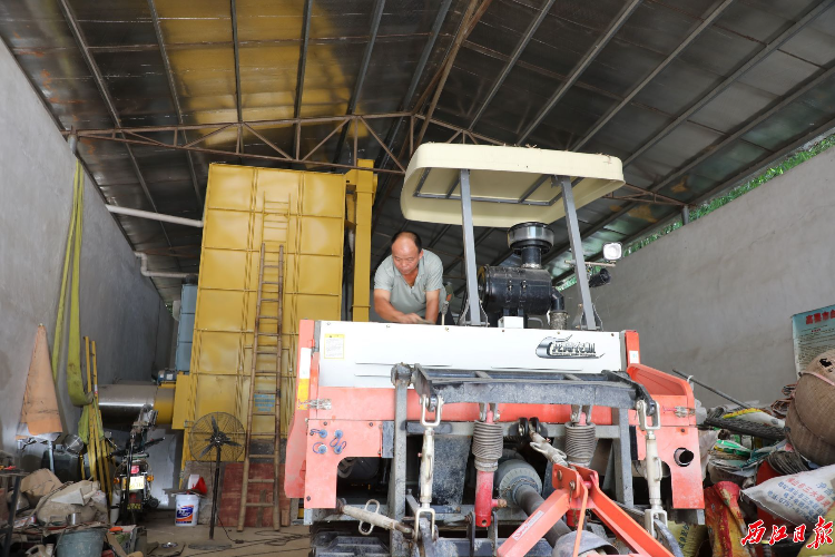 张卓炎为接下来农忙做好农机保养。 西江日报记者 严炯明摄.JPG